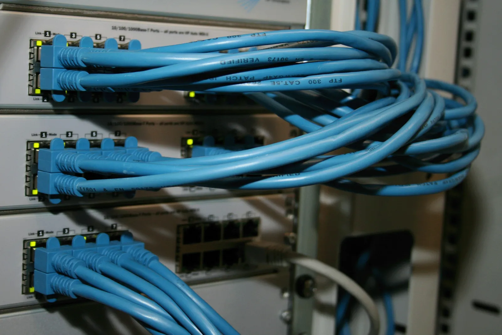 Equipos de red conectados mediante cableado de infraestructura tecnológica.