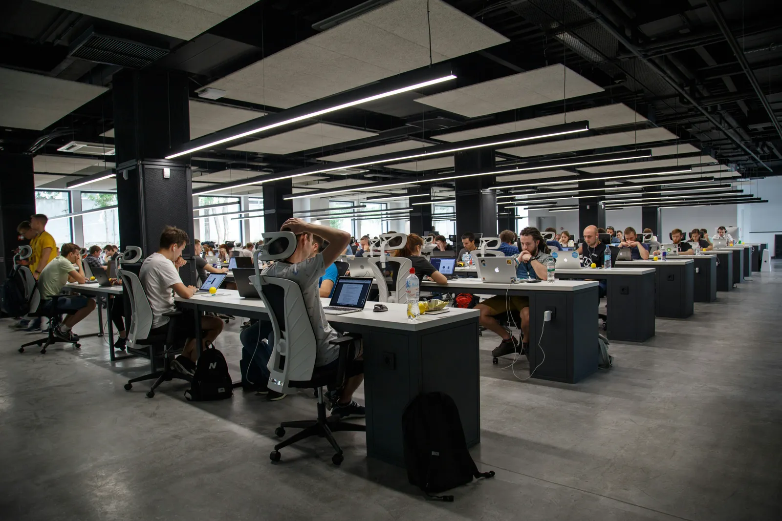 Equipo de especialistas tecnológicos trabajando en una oficina compartida.