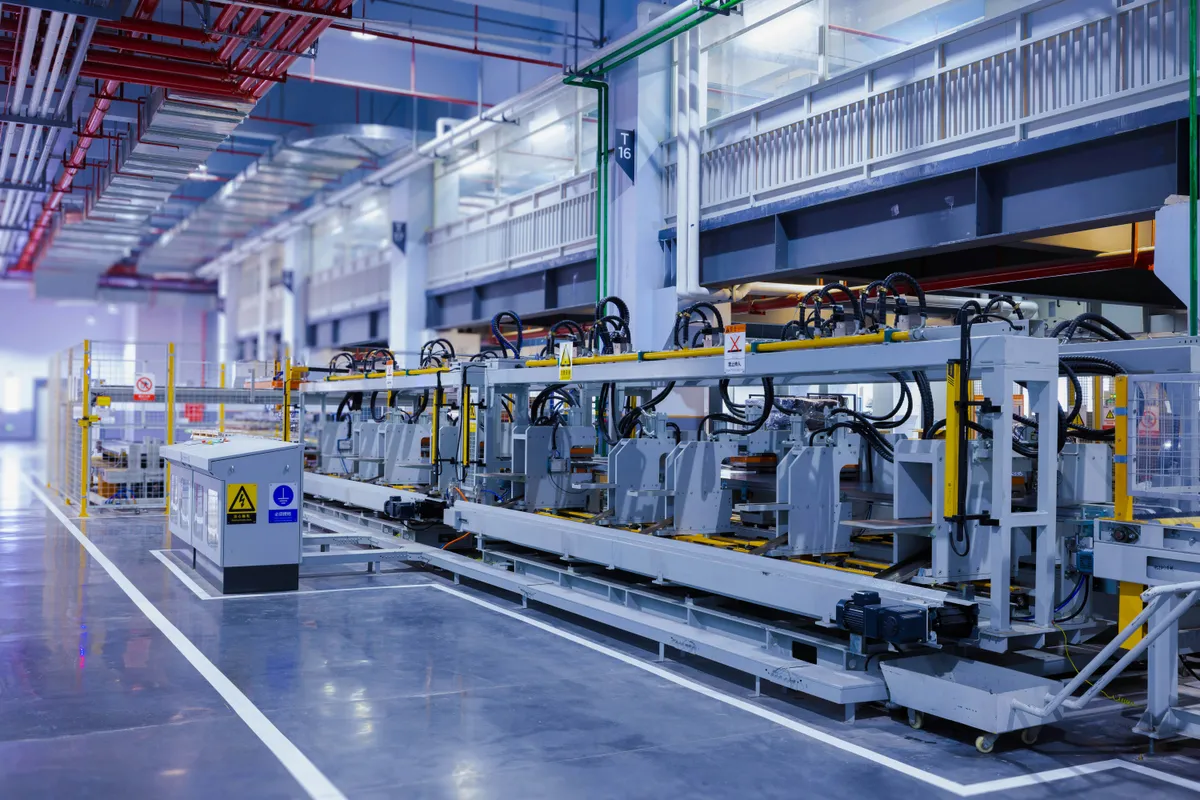 Operación industrial automatizada con líneas de producción conectadas.