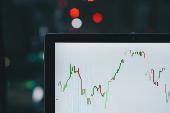 Información financiera circulando en un entorno de mercado en tiempo real.